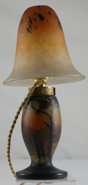 SCHNEIDER LAMPE en pÀ¢te de verre a decor de paysage lacustre dans les teintes brunes...