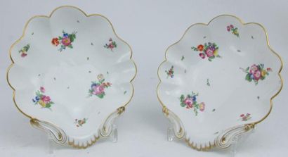 PARIS PAIRE DE COMPOTIERS en porcelaine emaillee, en forme de coquillage aux bordures...