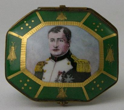 null PETITE BOITE en porcelaine emaillee figurant le portrait de l'Empereur Napoleon...