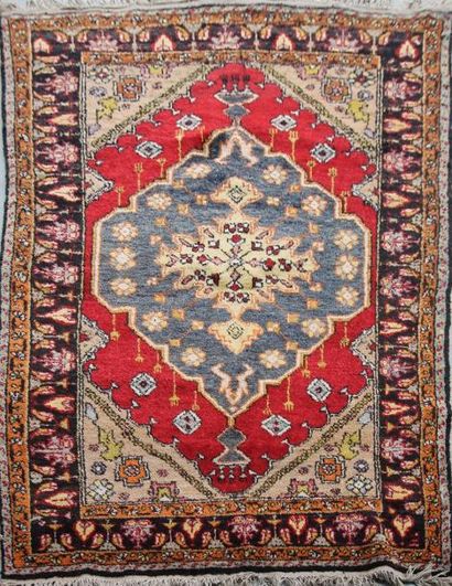 null Ancien tapis CESAREE (Turquie) sur fond rouge cerise a medaillon central floral...