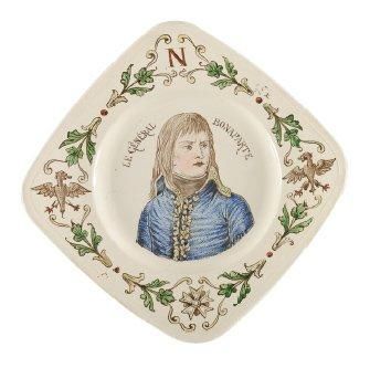 null Assiette en faïence représentant le général Bonaparte décorée sur le marli de...