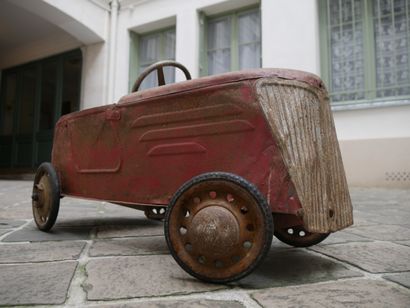 Voiture à pédales cabriolet par Devillaine Circa 1930. A children's pedal car featuring...
