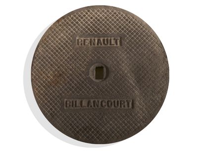 Plaque d’égout en fonte «Renault – Billancourt». Avant-guerre 63cm diameter
5cm thick
Weight:...