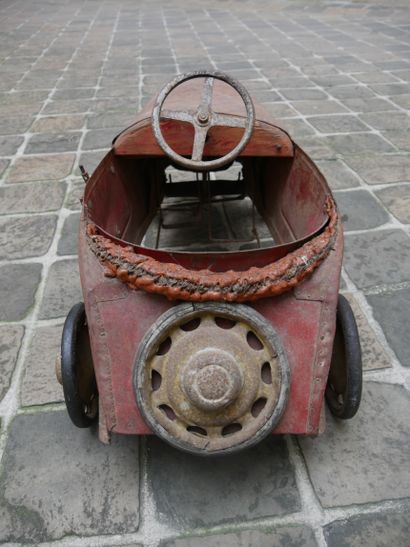 Voiture à pédales cabriolet par Devillaine Circa 1930. A children's pedal car featuring...