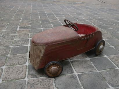Voiture à pédales cabriolet par Devillaine Circa 1930. Une voiture à pédales pour...