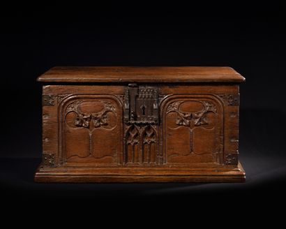 OAK BOX
carved with decoration of fillings...