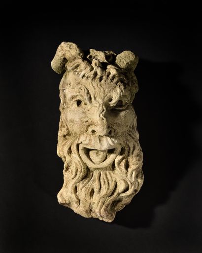 null ITALY, XVIE CENTURY. 
Head of a faun.
Architectural element in marble. 
Accident...