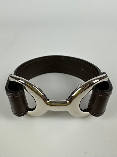 null HERMES PARIS
Pavane bracelet in chocolate leather, decorated with a stylized...