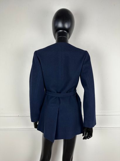 null HERMES PARIS
Three-quarter length jacket in navy blue terrycloth, V-neck, cross-buttoning...