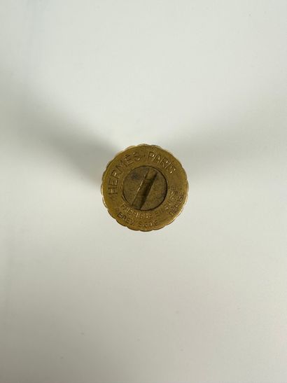 null HERMES PARIS
Briquet en métal doré, signé sous la base.
H.: 6.7 cm (état d'...