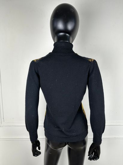 null HERMES PARIS
Black wool and silk turtleneck with printed gold motifs.
T.36-38
Good...