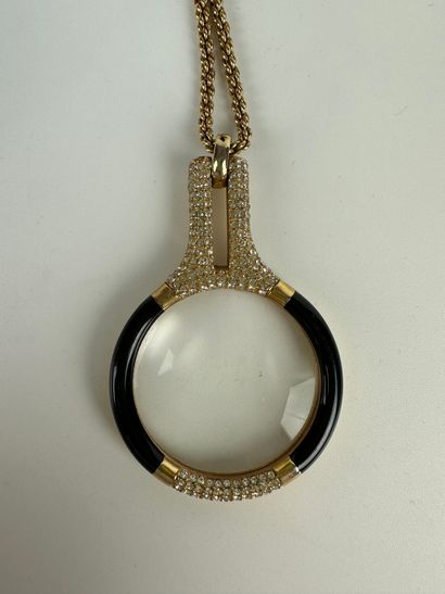 null CHRISTIAN DIOR
Onyx and gold metal burr pendant with rhinestones.
Accompanied...