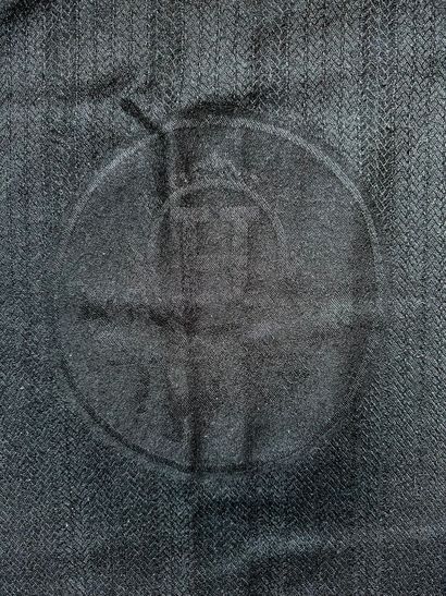 null HERMES PARIS
Châle à bords frangés en cachemere noir au logo.
200 x 60 cm e...