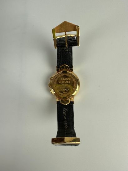 null GIANNI VERSACE
Circa 1990
Chronograph bracelet in 18K (750) gold and synthetic...