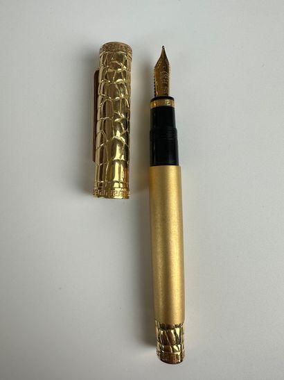 null GIANNI VERSACE
Fountain pen made by Omas in Italy, entirely in 18k gold on a...