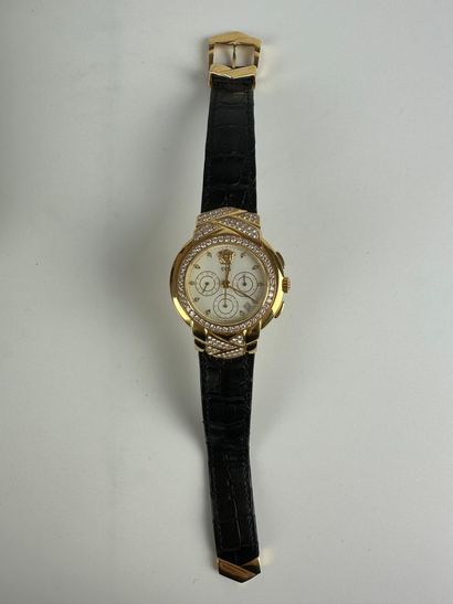 null GIANNI VERSACE
Vers 1990
Chronographe bracelet en or 18K (750) et brillants...