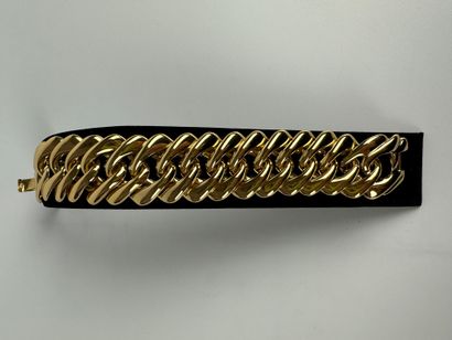 null YVES SAINT LAURENT 
Gold-plated metal bracelet with American mesh.
Length :...