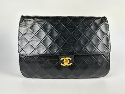 null CHANEL
Rare Timeless bag 25 cm in black quilted leather, chain handle interlaced...