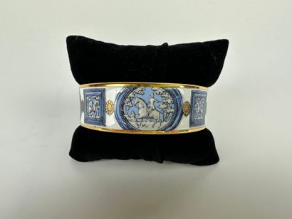null HERMES PARIS
Enamel bracelet with horsemen decoration. Box.
Diameter : 6 cm
(small...