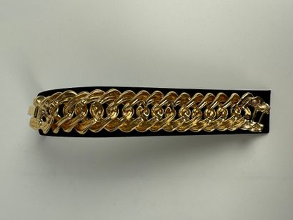 null YVES SAINT LAURENT 
Bracelet en métal doré à maille américaine.
Long : 20 c...
