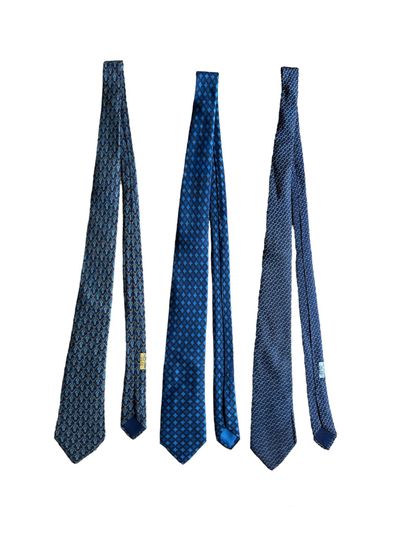 null HERMES PARIS
Three silk ties with geometrical patterns on a blue background
Good...