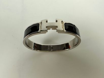 null HERMES PARIS
Bracelet Clic H en émail noir et argenté. Pochon.
Diam : 5.5 cm
(petites...