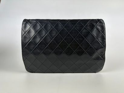 null CHANEL
Rare Timeless bag 25 cm in black quilted leather, chain handle interlaced...