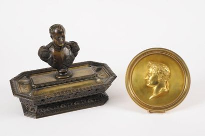 null Grand encrier de bureau en bronze. Buste de l'Empereur Napoléon Ier, à patine...