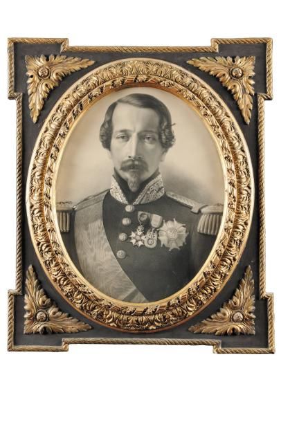 null «L'Empereur Napoléon III en uniforme de Général, portant ses décorations, la...