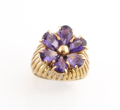 null BAGUE en or jaune, finement ciselee ornee de six amethystes. Poids brut : 9,6...