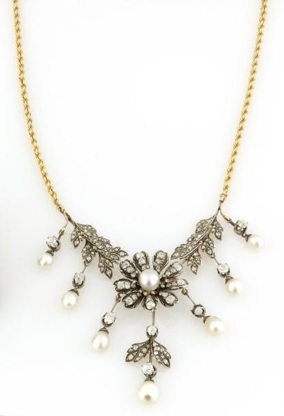 null COLLIER en or gris et or jaune, stylisant une fleur dans un entourage feuillage...