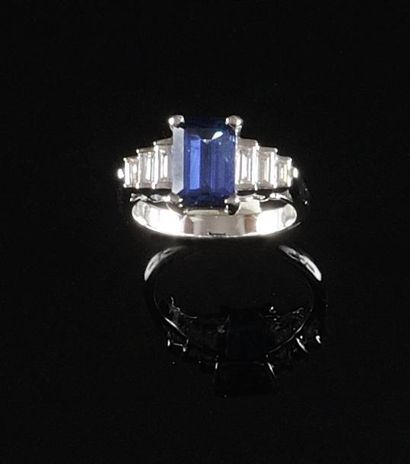 null BAGUE en or gris ornee d'un saphir d'un de taille emeraude de 2,40 carats epaule...