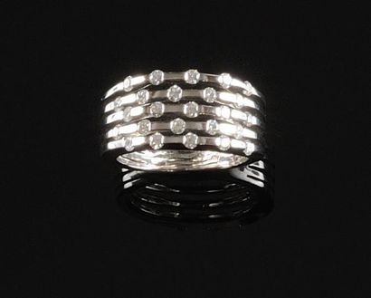 null BAGUE en or gris compose d'une succesion d'anneaux sertis de diamants de taille...