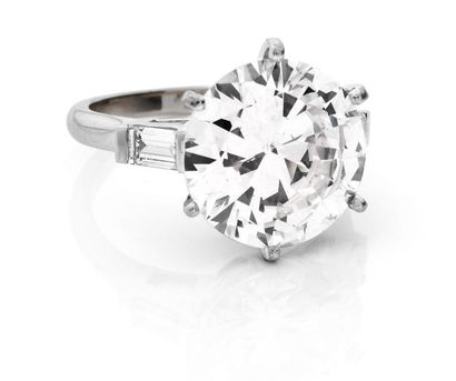 null BAGUE en or gris ornee d'un diamant de taille brillant de 7,10 carats epaule...
