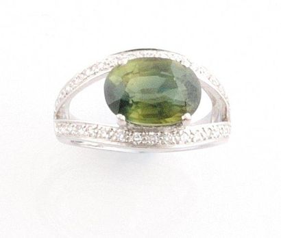 null BAGUE en or gris ornée d'un saphir saphir vert de taille ovale la monture ajourée...