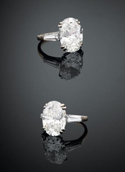 null "BAGUE en or gris ornee d'un diamant de 10,01 carats de taille ovale, de couleur...