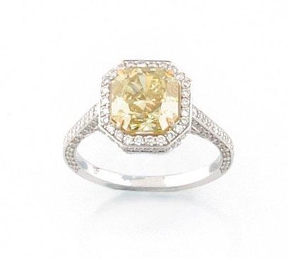 null BAGUE en or gris ornee d'un diamant Fancy Yellow de taille coussin de 3,42 carats...