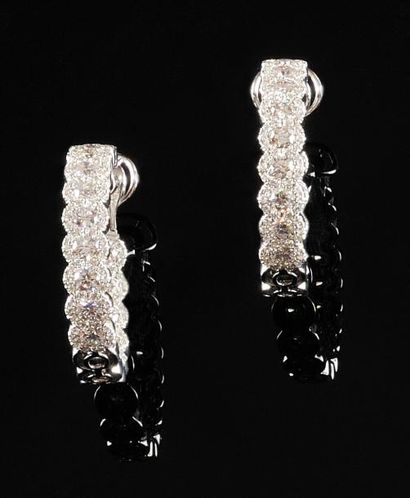 null PAIRE DE BOUCLES D'OREILLES CREOLES en or gris ornee d'un double serti de diamants...