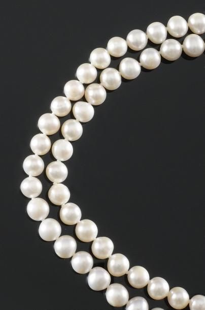  SAUTOIR en perles de culture. Poids brut : 133 g Longueur : 58 cm A PEARL NECKL...