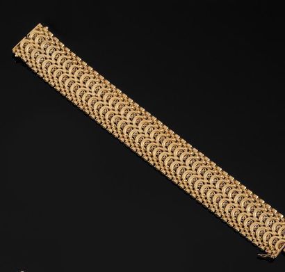 null BRACELET MANCHETTE en or jaune, aux maillons stylises. Poids brut : 50,6 g A...