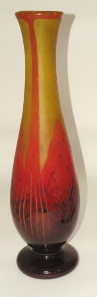 Le Verre français - circa 1910 Important vase en verre multicouches dans les tons...