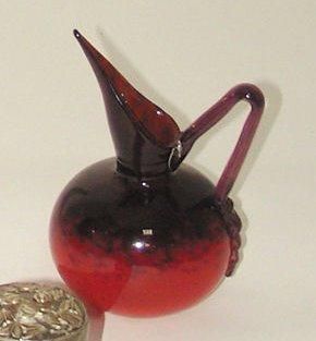 SCHNEIDER - circa 1910 Pichet en verre multicouches dans les tons rouge et noir....
