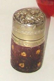 DAUM - circa 1910 Flacon en verre et argent à décor floral. Hauteur: 10 cm