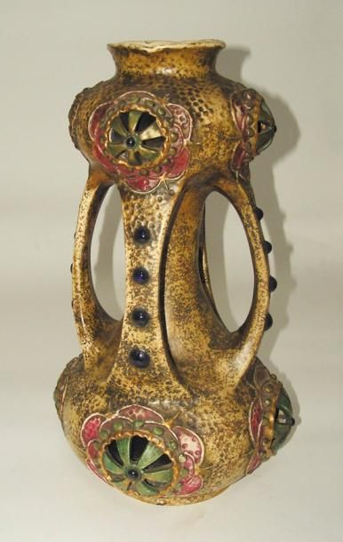 Anonyme - circa 1900 Important vase en céramique à corps pansu et à quatre anses,...