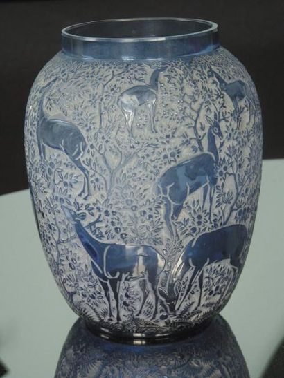 René LALIQUE - 1932 Vase «Biches» en verre soufflé moulé patiné bleu. Signé R. Lalique....