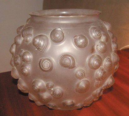 René LALIQUE - 1926 Vase «Palissy» ou «Escargots» en verre blanc soufflé moulé patiné...