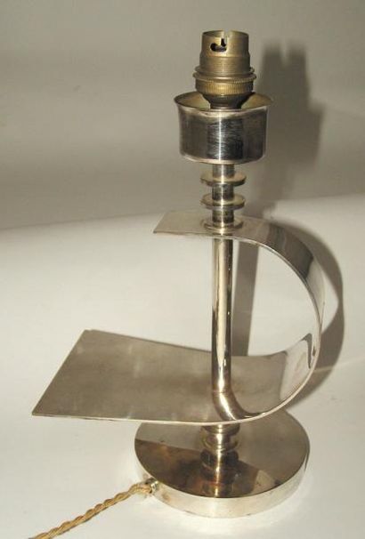 DESNY - circa 1930 Lampe à poser en métal chromé à corps stylisé reposant sur un...