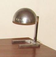 Jacques ADNET - circa 1930 Lampe de bureau à cache-ampoule semi-sphérique en métal...