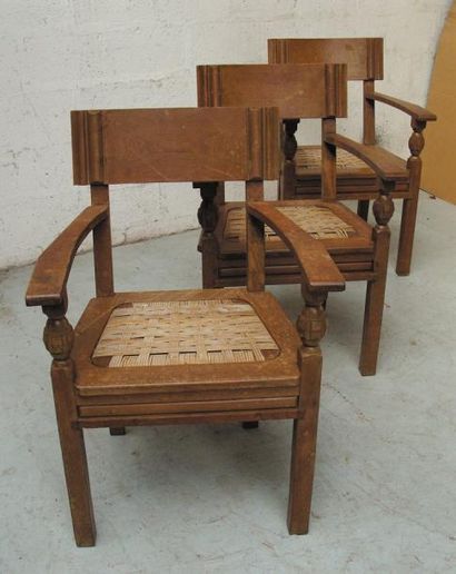 Charles DUDOUYT - circa 1940 Suite de trois fauteuils en chêne et paille à structure...
