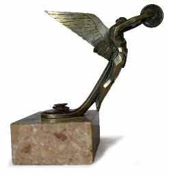 null "Triomphe" signé Bazin, France. Bronze argenté, modèle adopté par les automobiles...